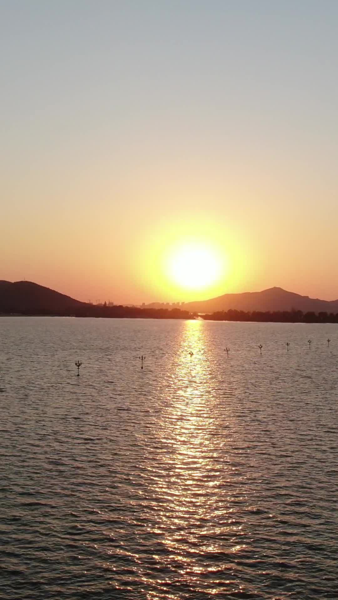 夕阳湖泊日落延时摄影视频的预览图