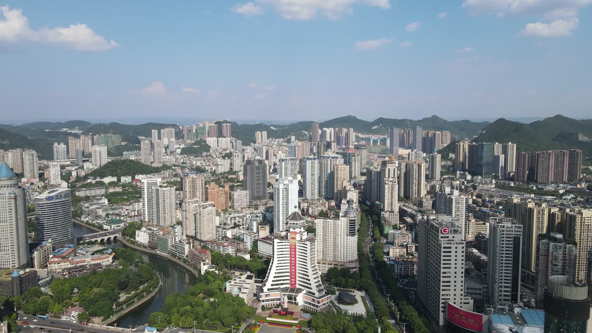 航拍贵州贵阳城市蓝天白云视频的预览图