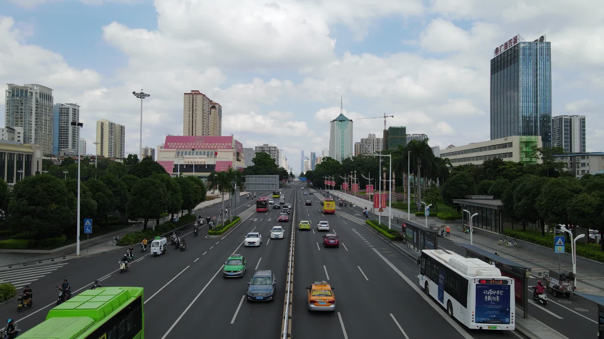 广西南宁人民大道交通航拍视频的预览图