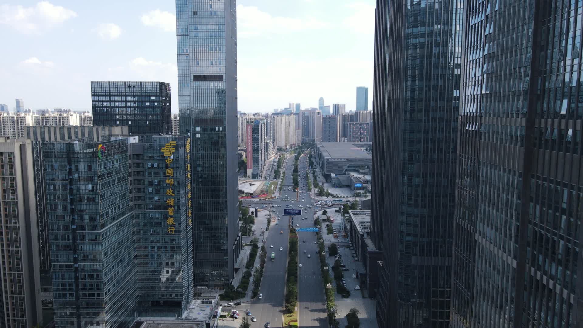 航拍贵州贵阳城市蓝天白云视频的预览图