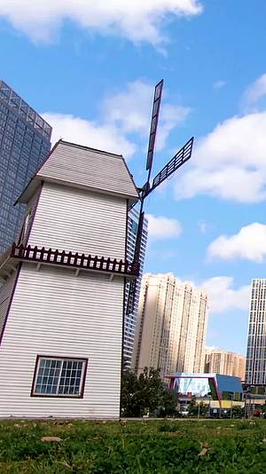 城市风车蓝天白云延时摄影视频的预览图