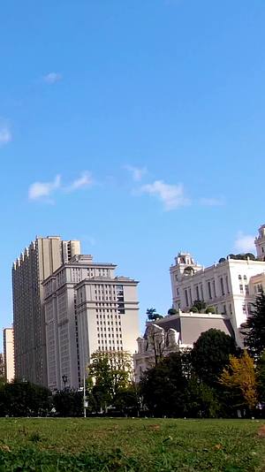 城市高楼蓝天白云延时摄影视频的预览图