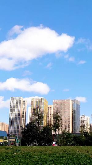 蓝天白云高楼延时摄影视频的预览图