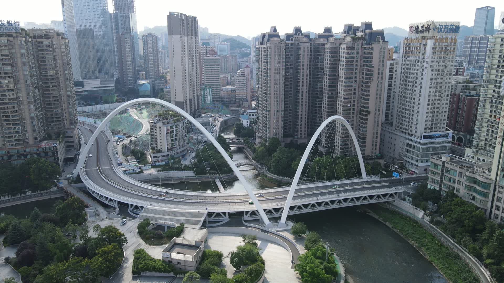 航拍贵州贵阳筑城大桥交通视频的预览图