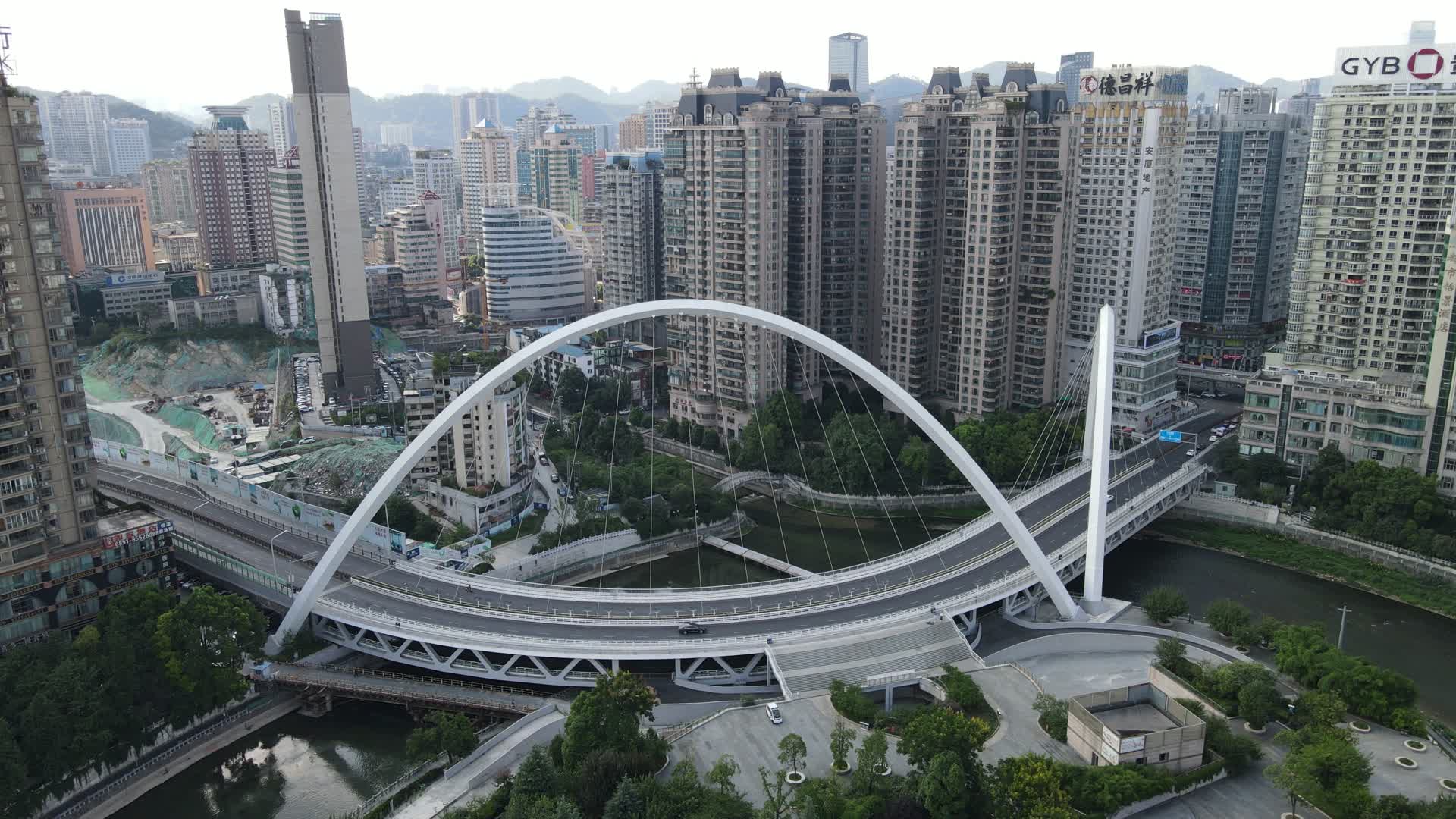 航拍贵州贵阳筑城大桥交通视频的预览图