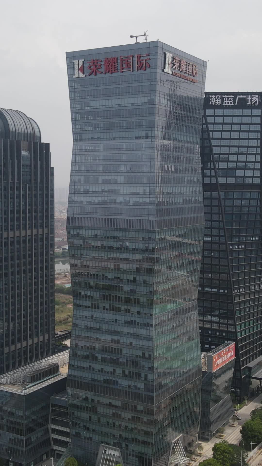 航拍广东佛山南海金融中心荣耀国际视频的预览图