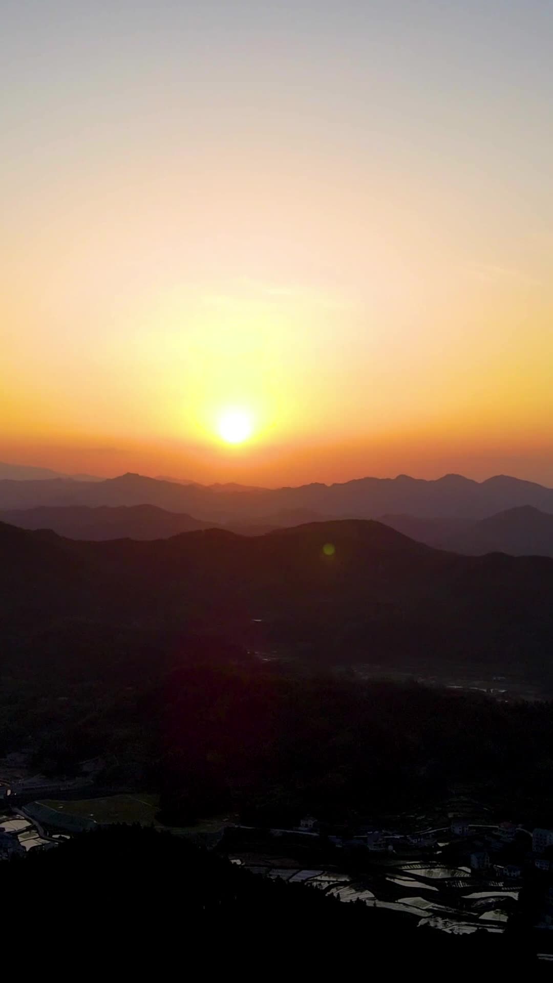 大山夕阳落日延时摄影视频的预览图