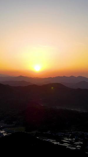 大山夕阳落日延时摄影视频的预览图