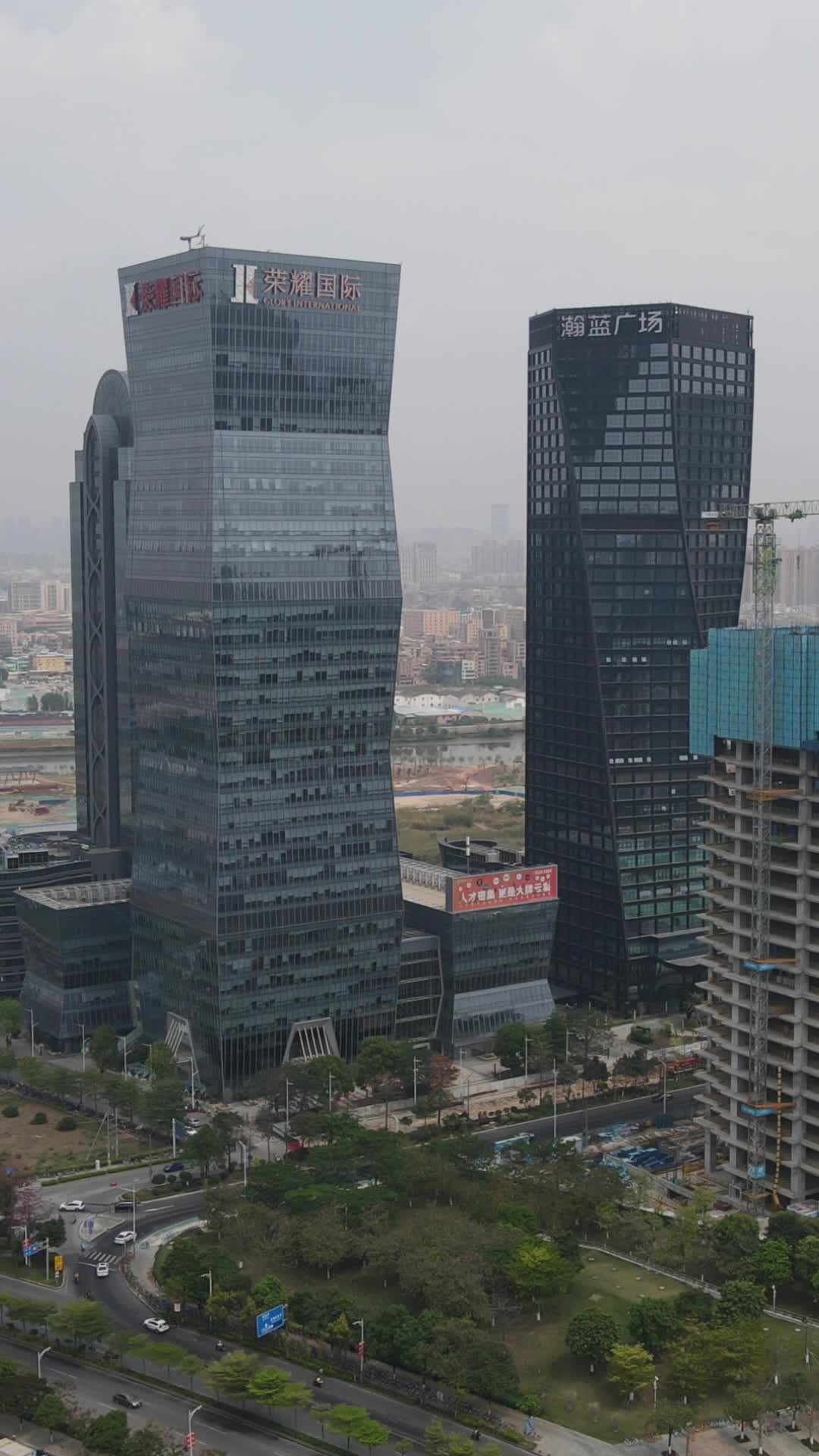 航拍广东佛山南海金融中心荣耀国际视频的预览图