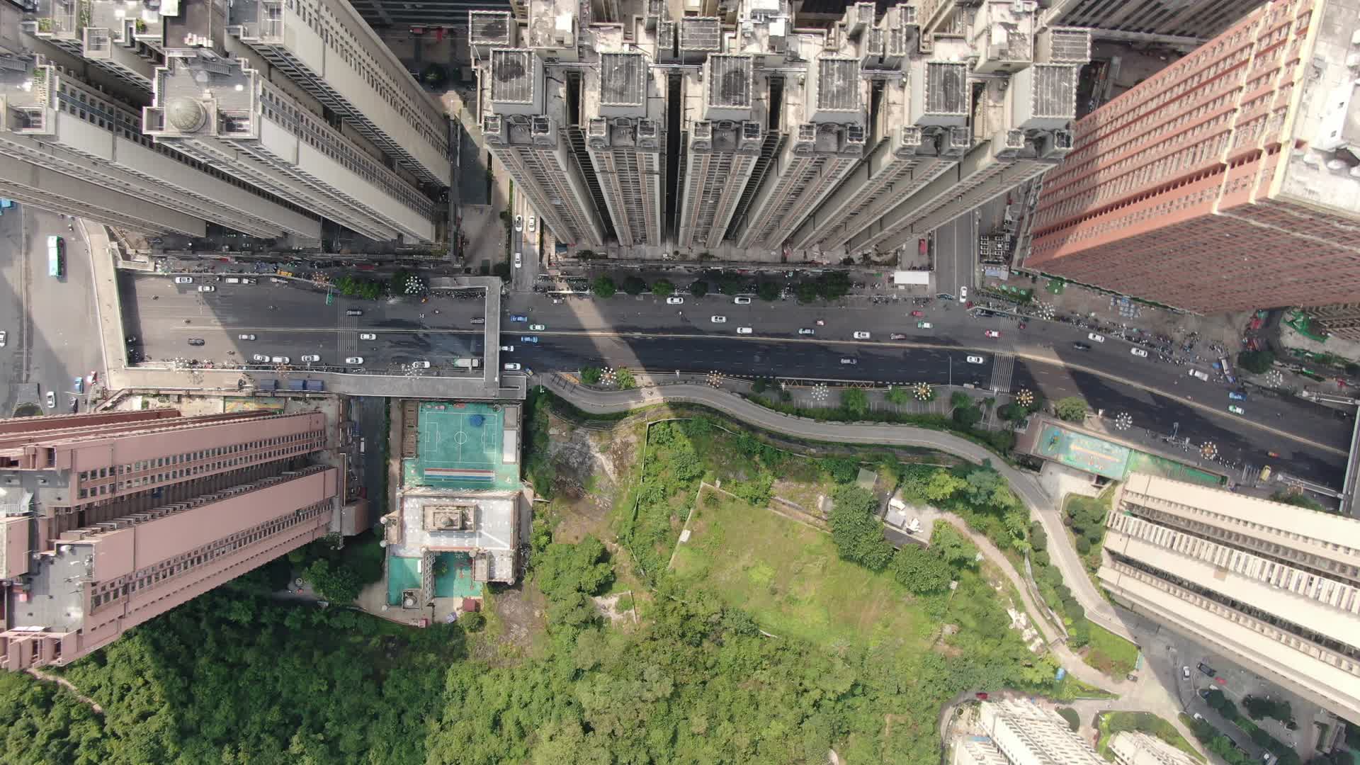 俯拍高楼城市交通视频的预览图