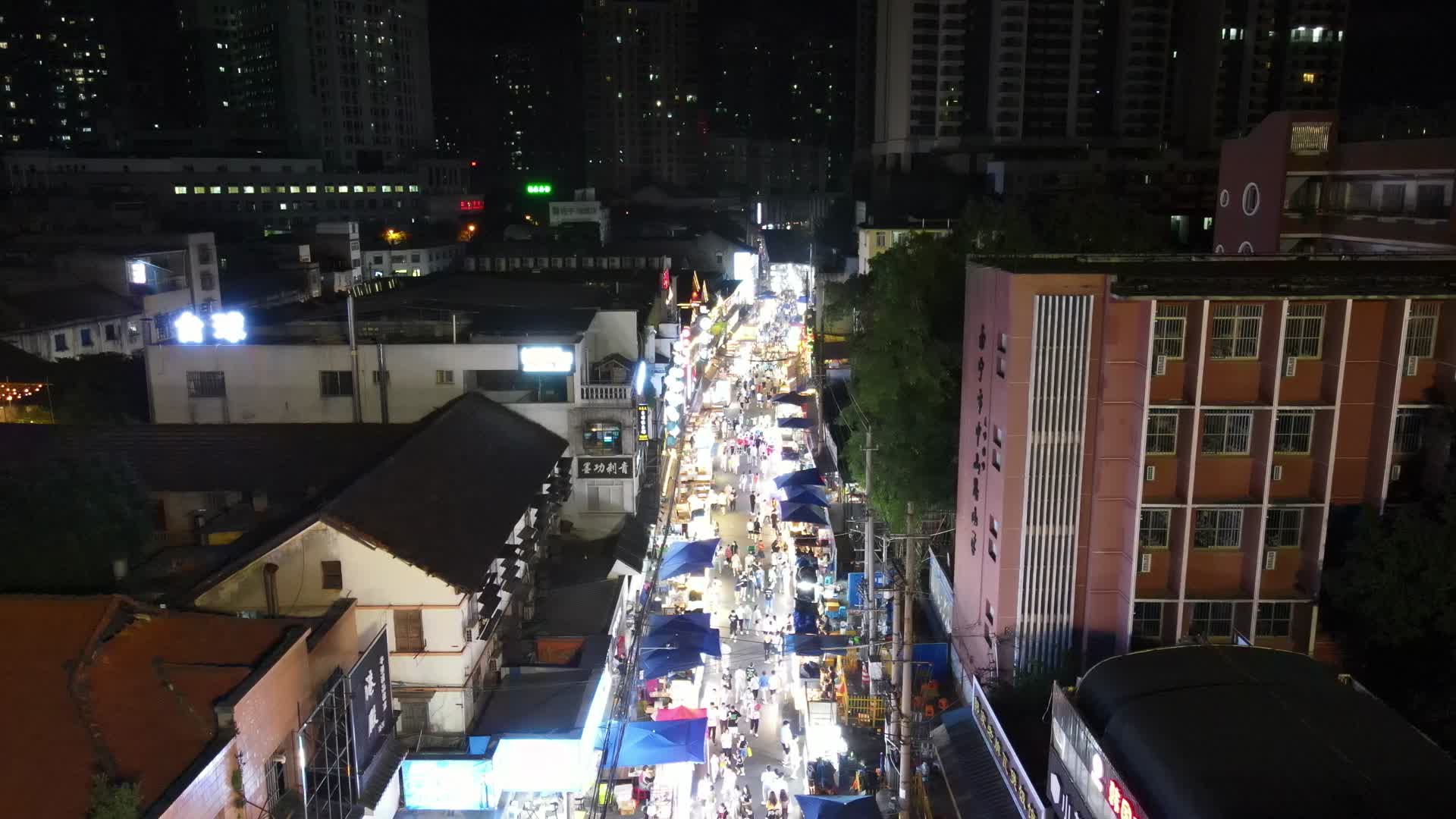 航拍广西南宁兴宁路步行街夜景视频的预览图