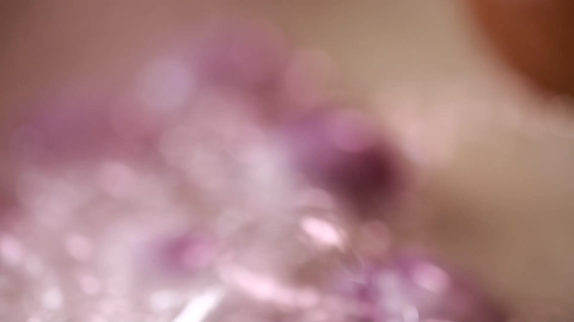 沸水煮水晶紫薯汤圆视频的预览图