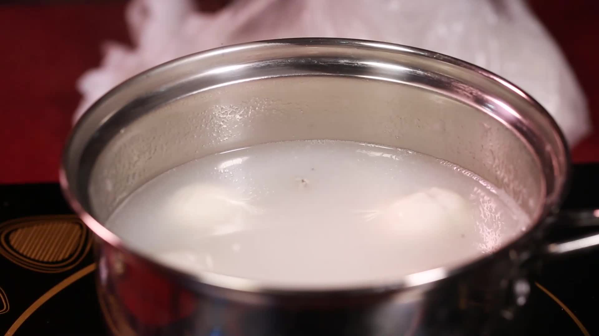 小锅烧开水煮元宵视频的预览图