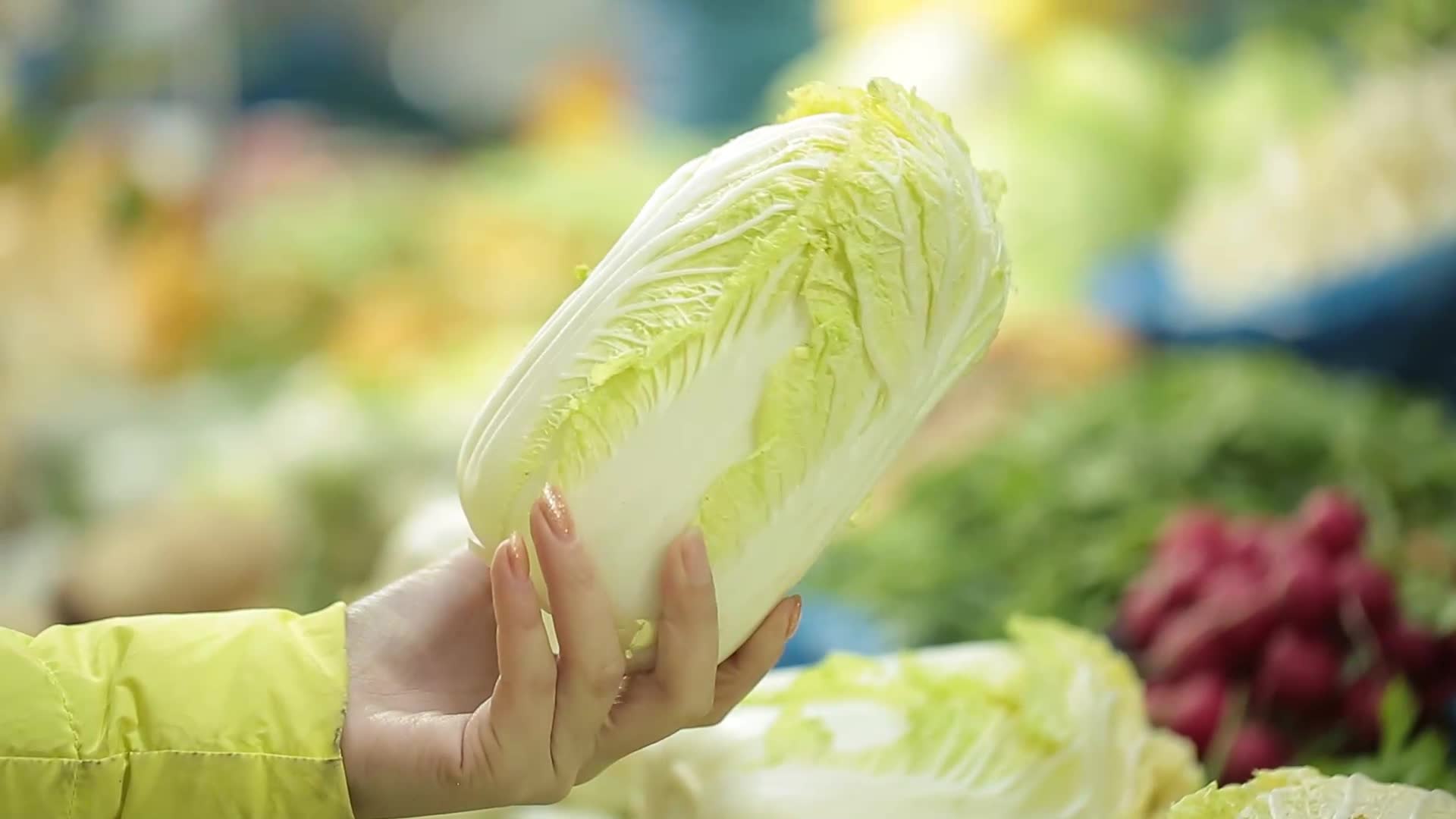 农贸市场特写大白菜视频的预览图