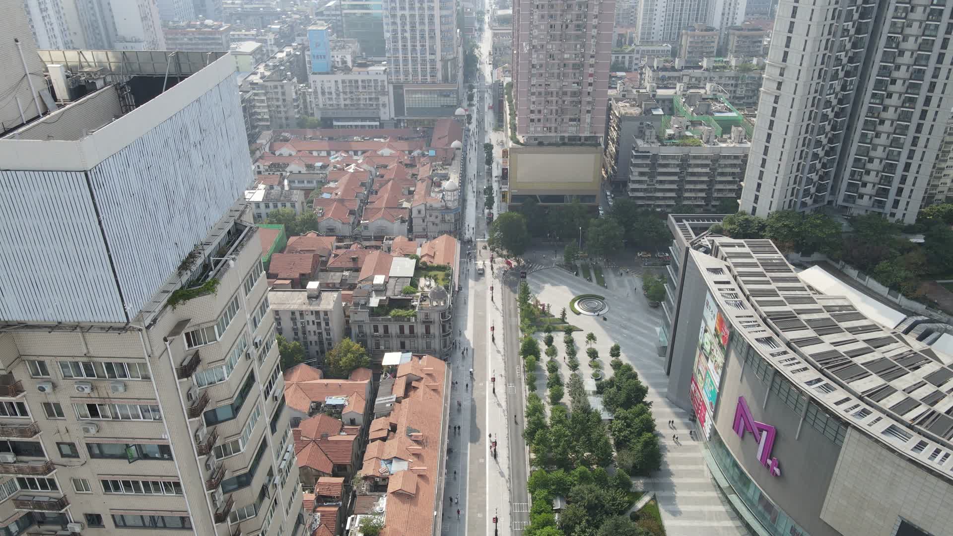 4K航拍湖北武汉江汉路步行街城市高楼视频的预览图
