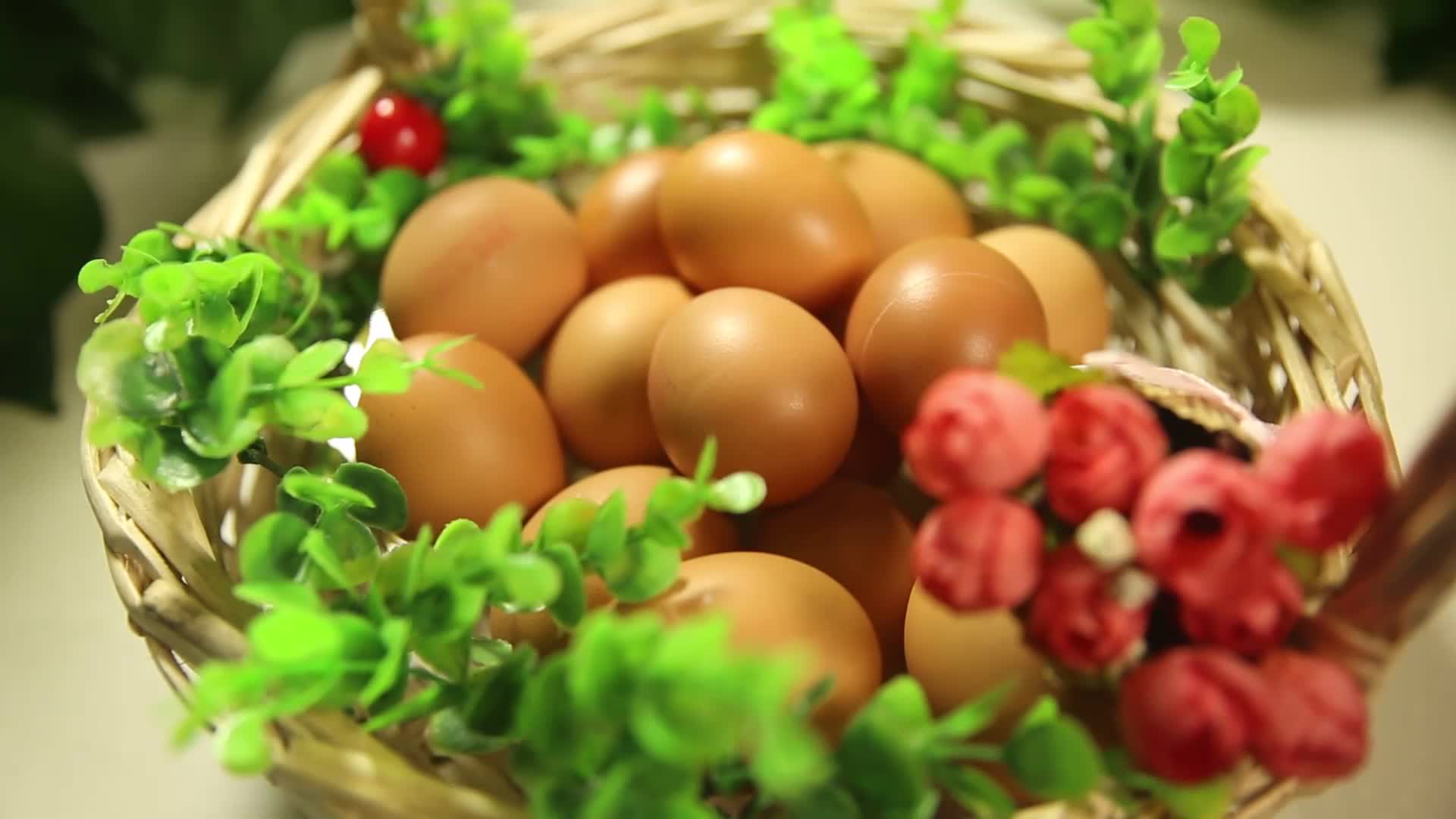 菜篮子竹筐里的鸡蛋视频的预览图