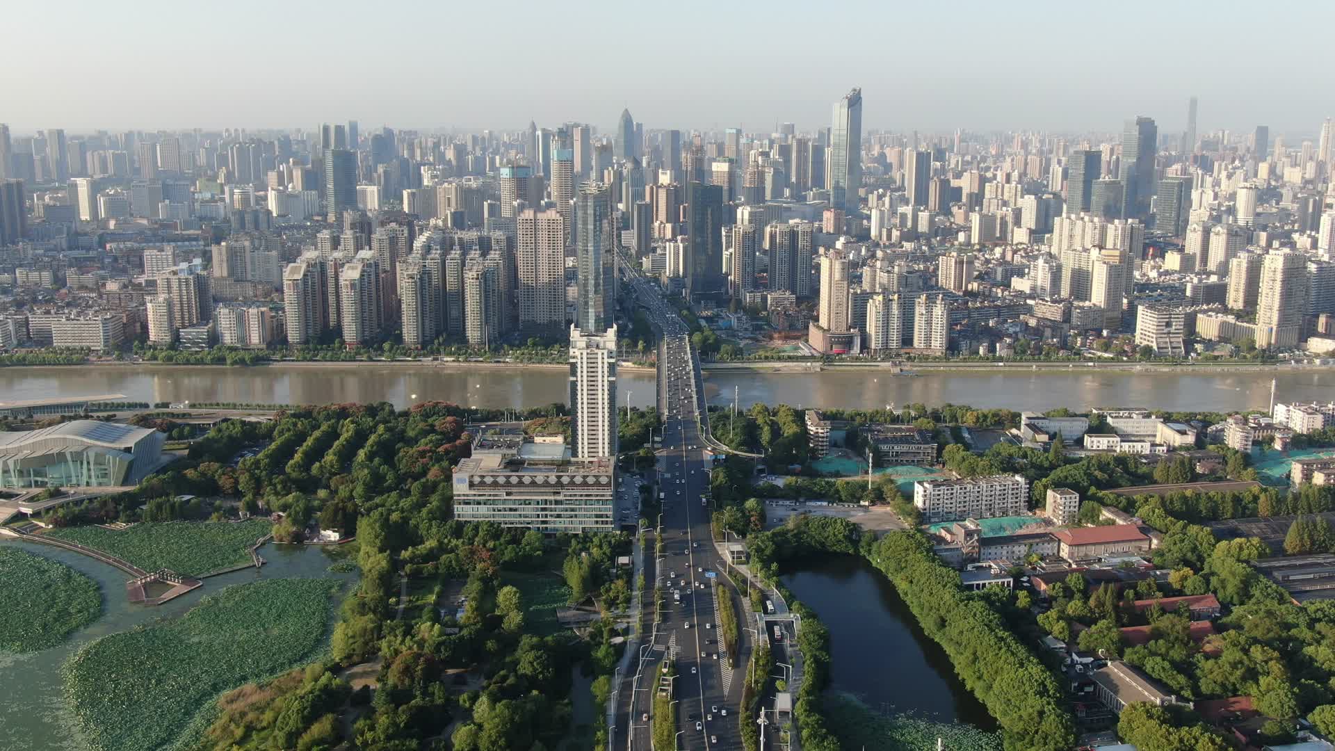 4K航拍湖北武汉月湖风景区汉江长江广场视频的预览图