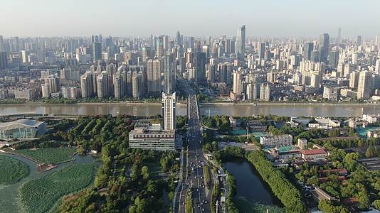4K航拍湖北武汉月湖风景区汉江长江广场视频的预览图