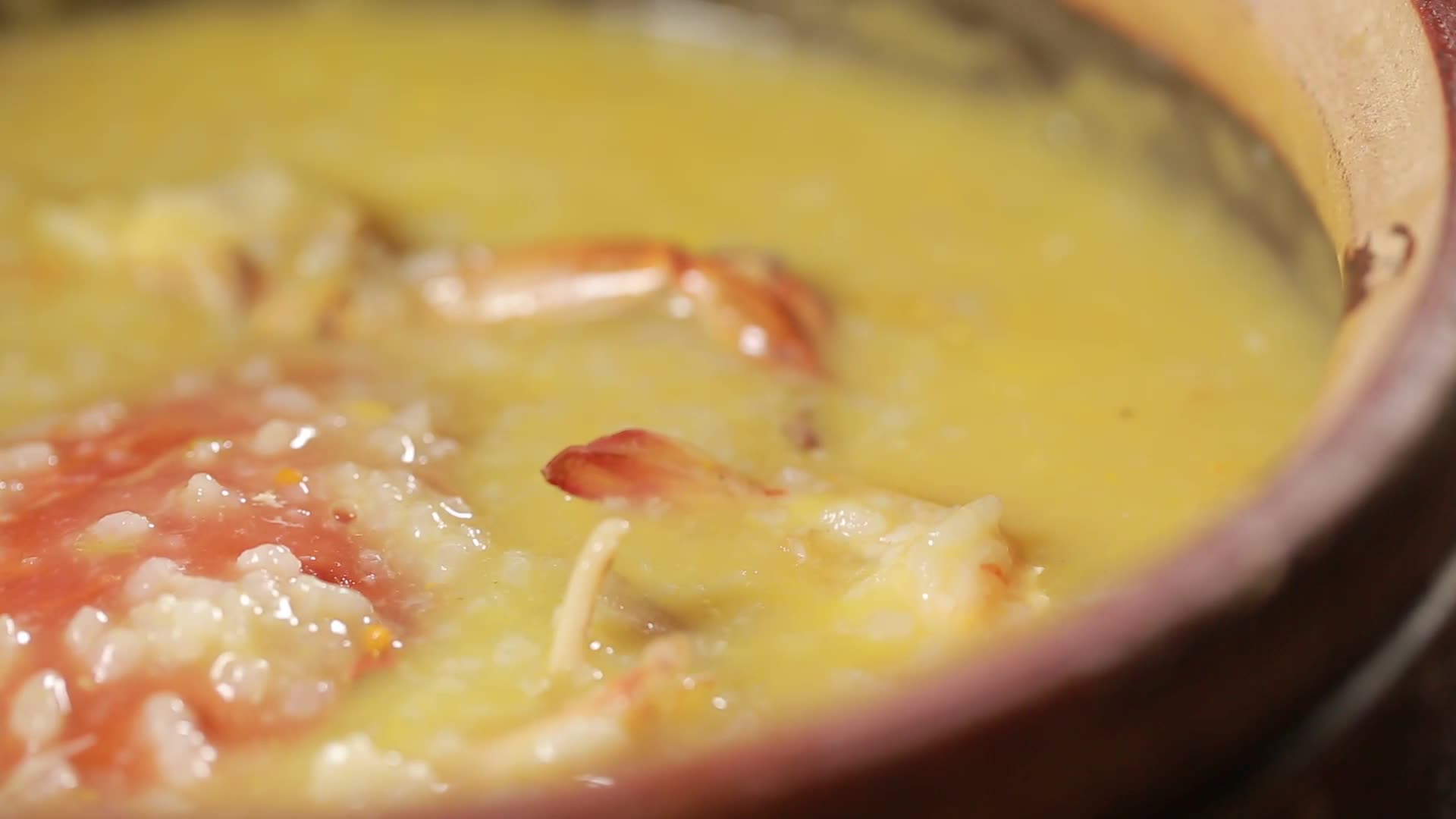 潮汕厨师熬制一碗海鲜粥视频的预览图