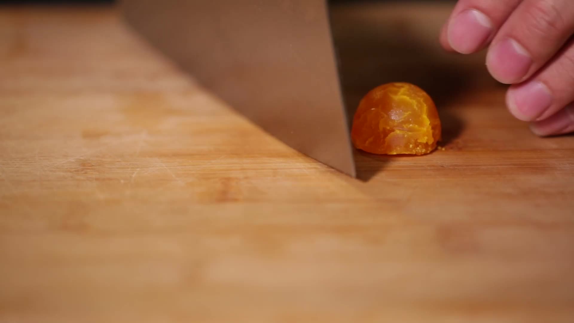 厨师切咸蛋黄视频的预览图