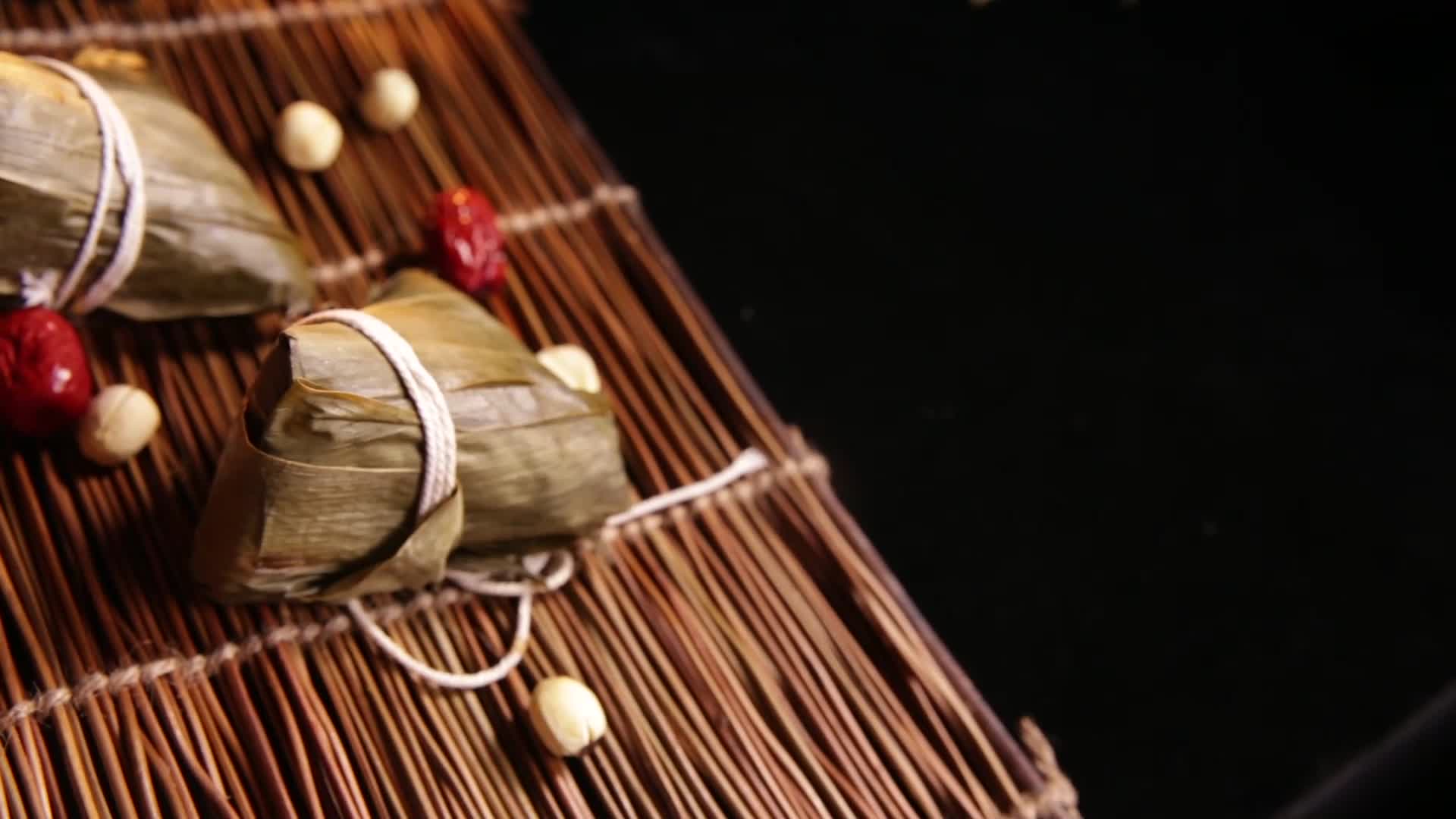 传统节日端午节吃粽子视频的预览图