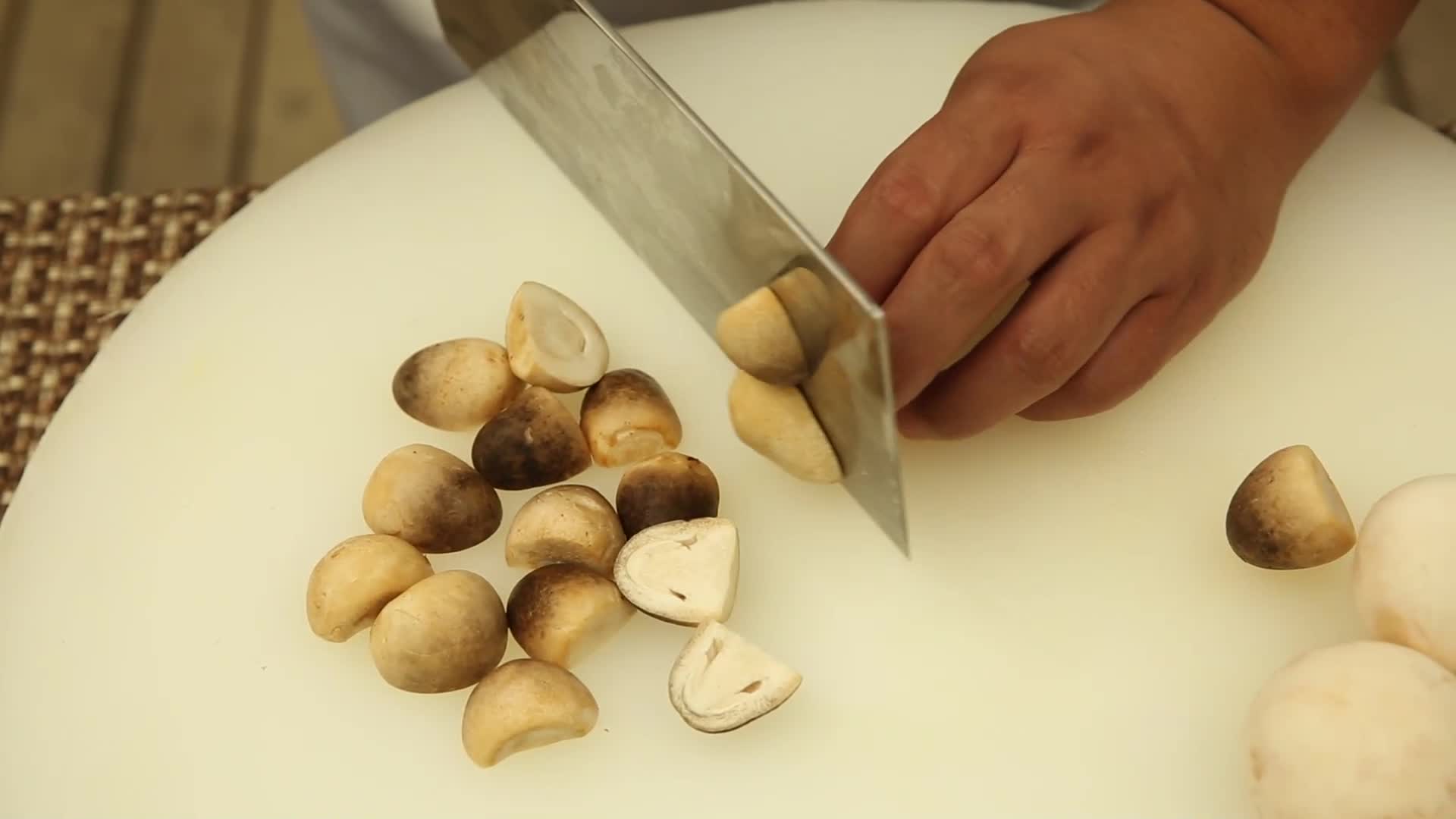 厨师切口蘑香菇草菇各种蘑菇视频的预览图