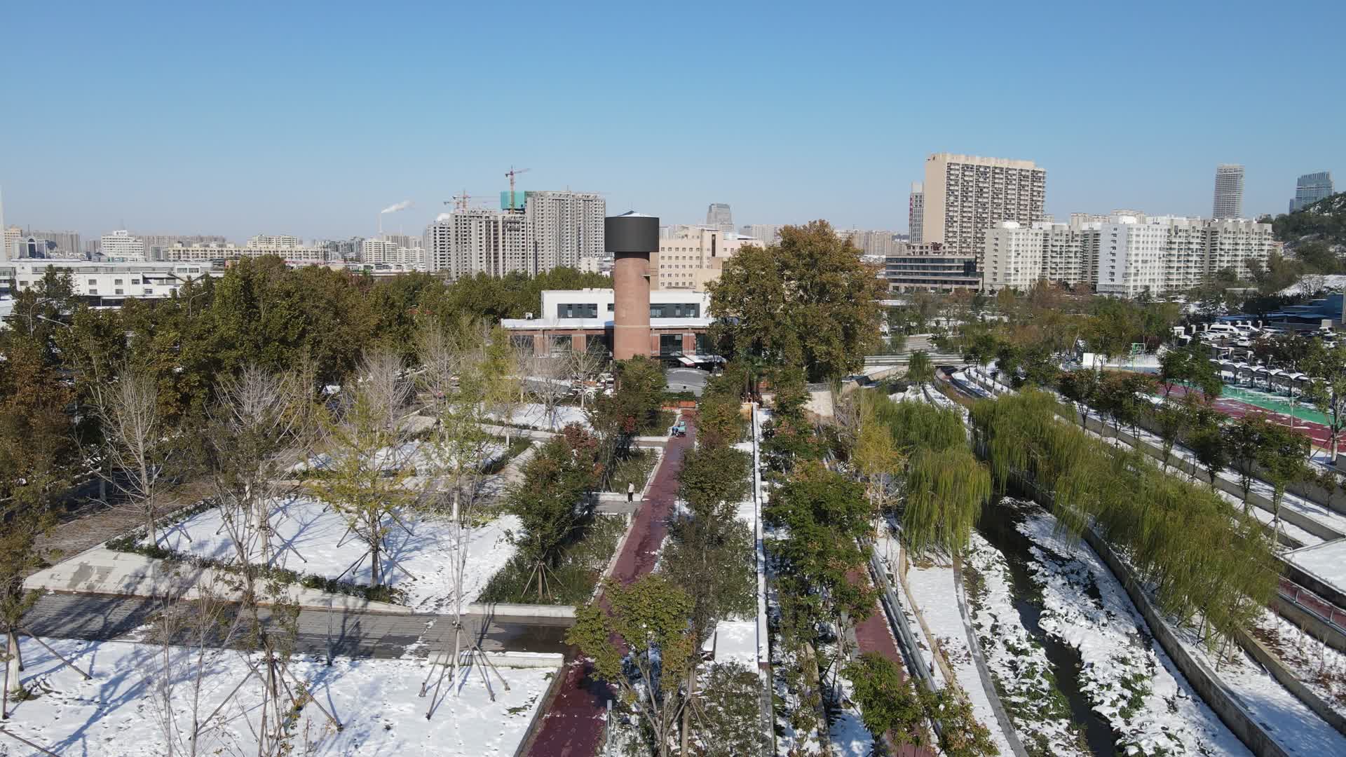 4K航拍城市公园雪景视频的预览图