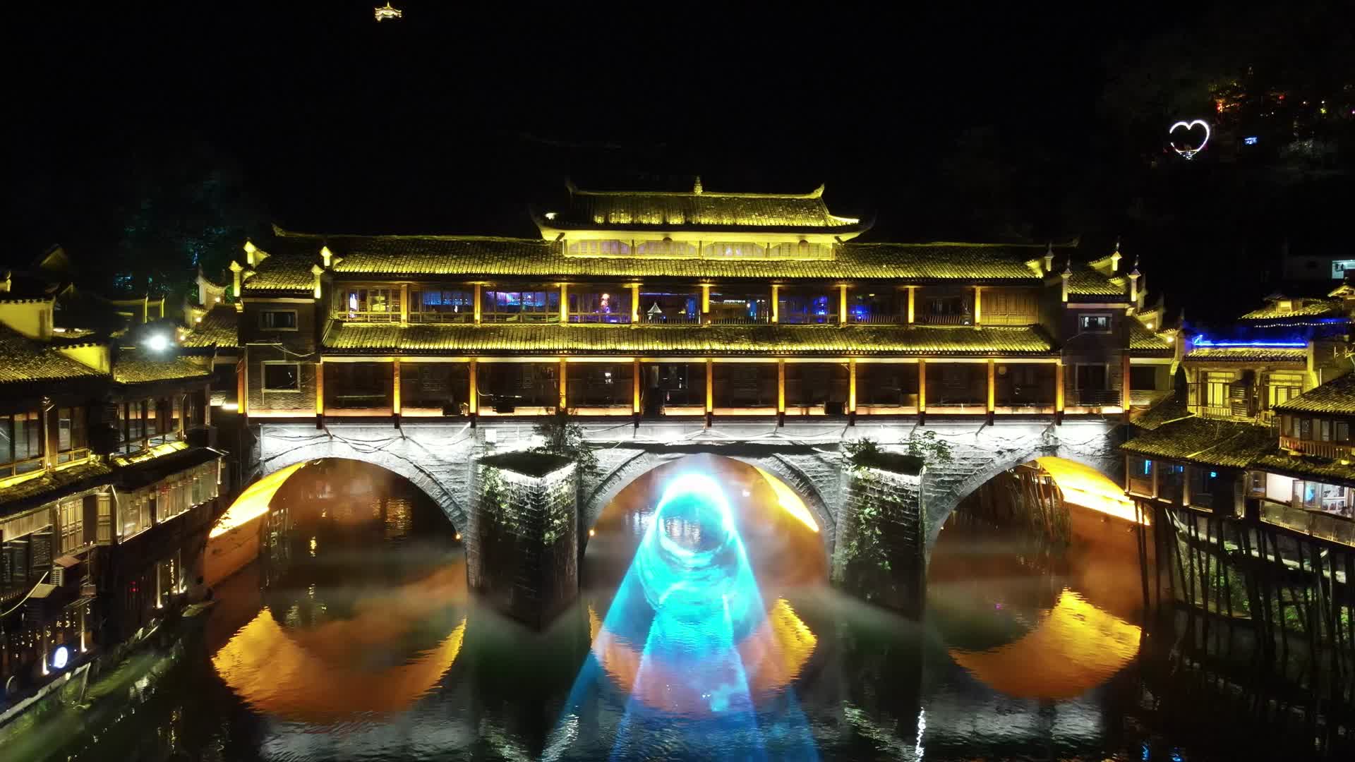 凤凰古城虹桥夜景航拍视频的预览图
