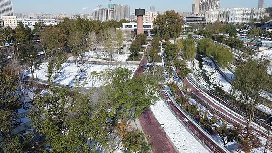 4K航拍城市公园雪景视频的预览图
