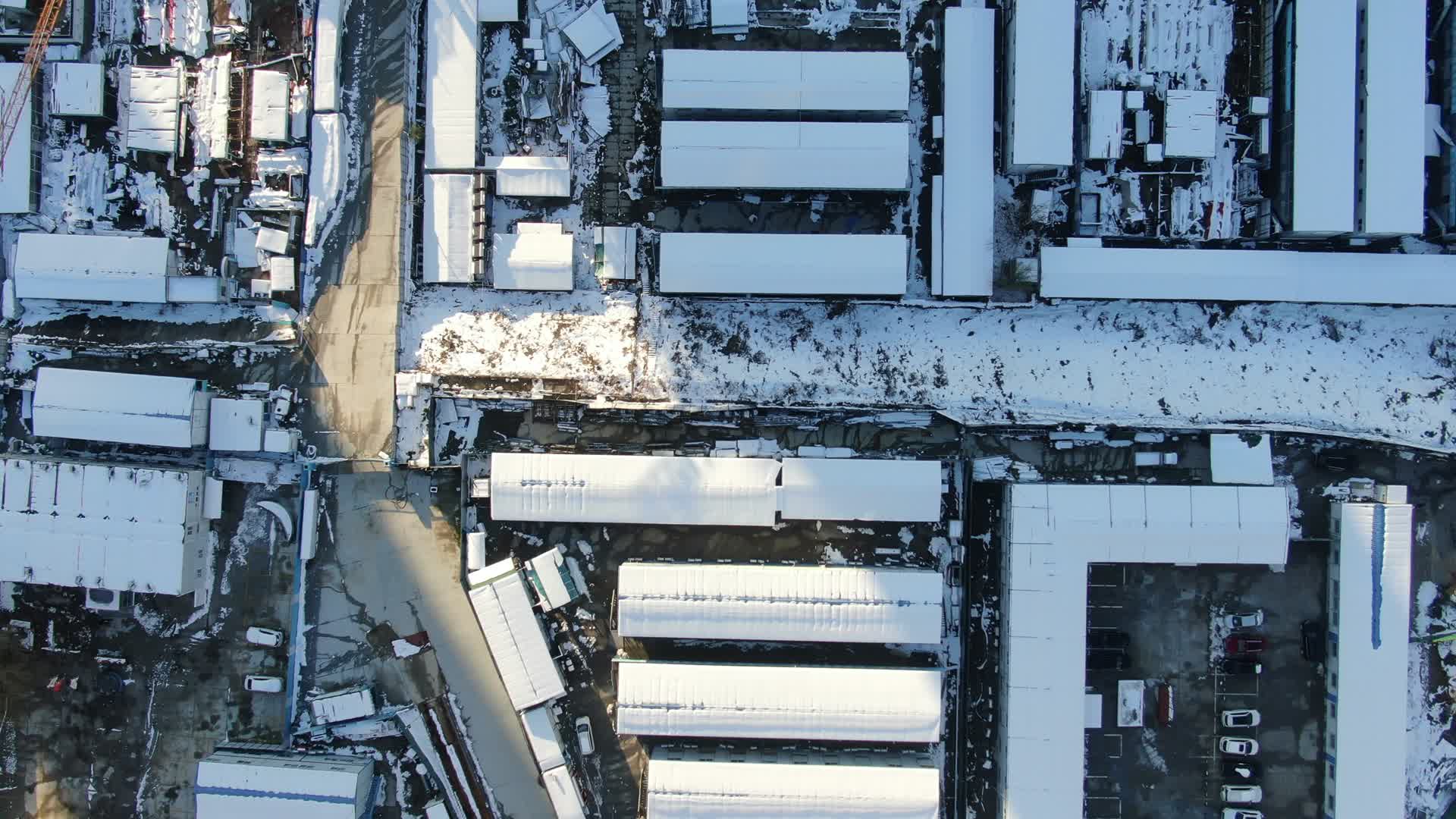 4K航拍小区屋顶雪景视频的预览图