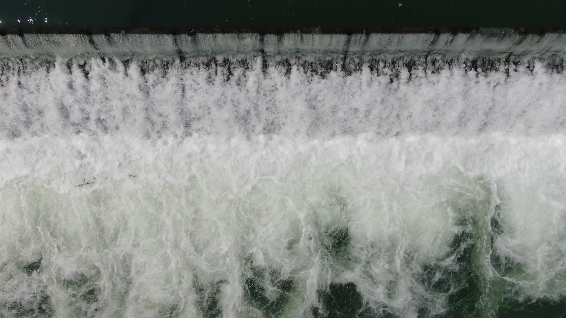 俯拍河流瀑布流水视频的预览图