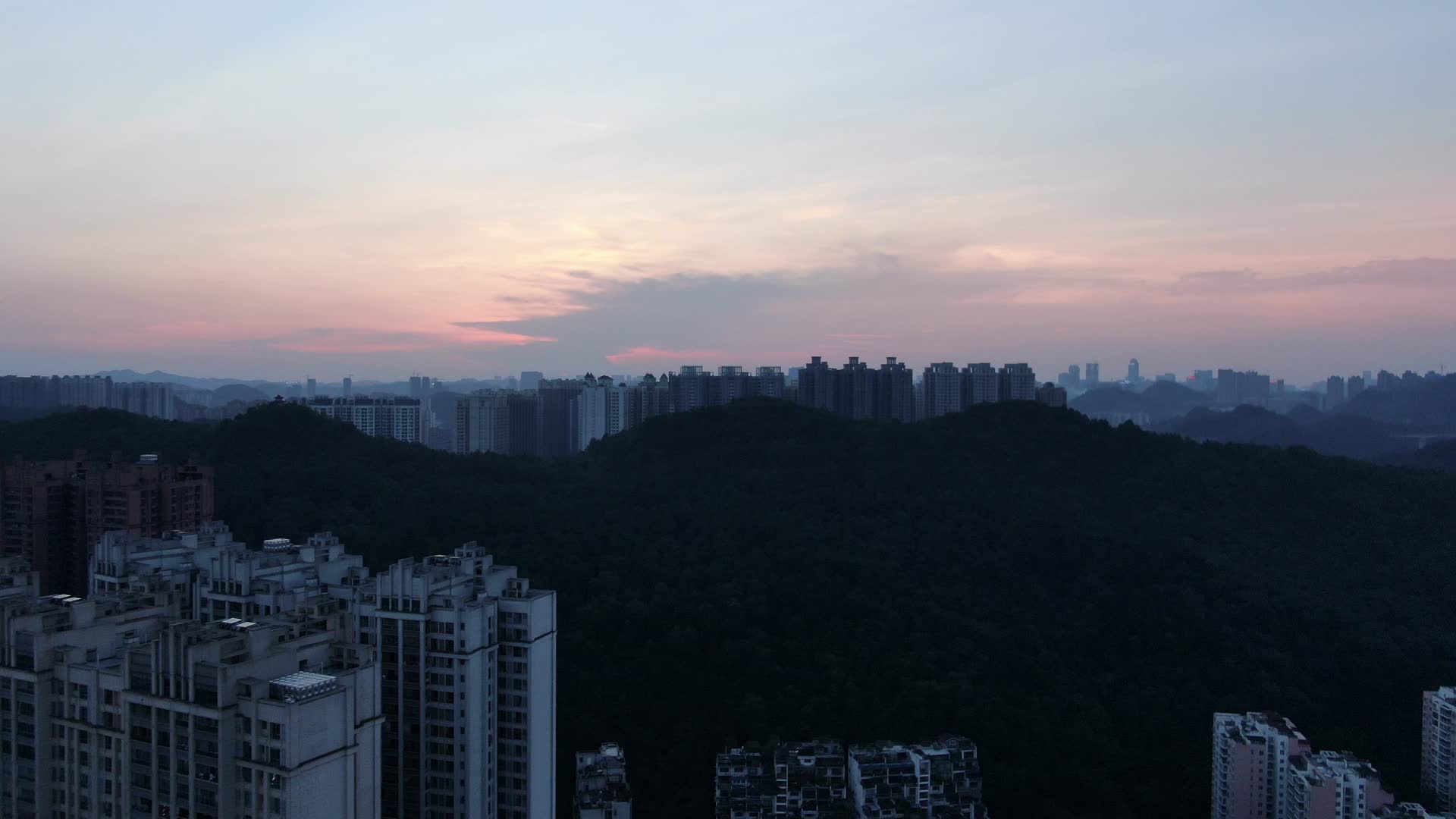 贵州贵阳城市日落晚霞航拍视频的预览图