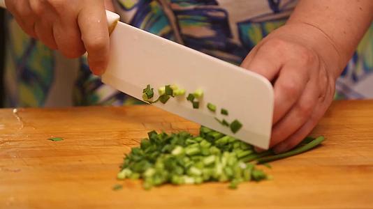 韭菜蔬菜健康三鲜馅料视频的预览图