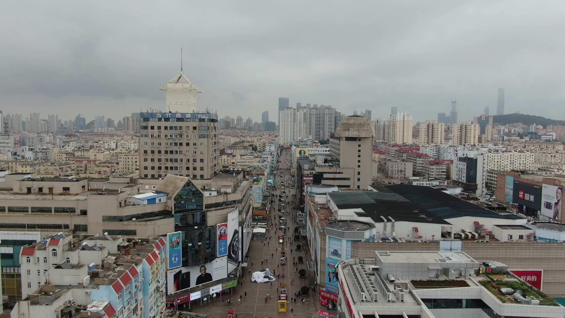 4K航拍山东青岛台东步行街视频的预览图