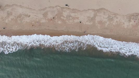 4K航拍大海沙滩海岸线视频的预览图