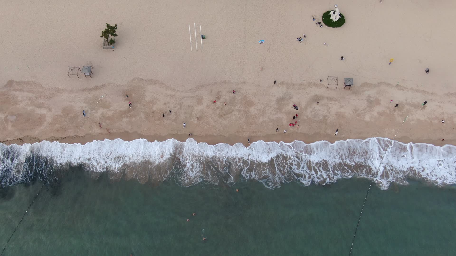 4K航拍大海沙滩海岸线视频的预览图