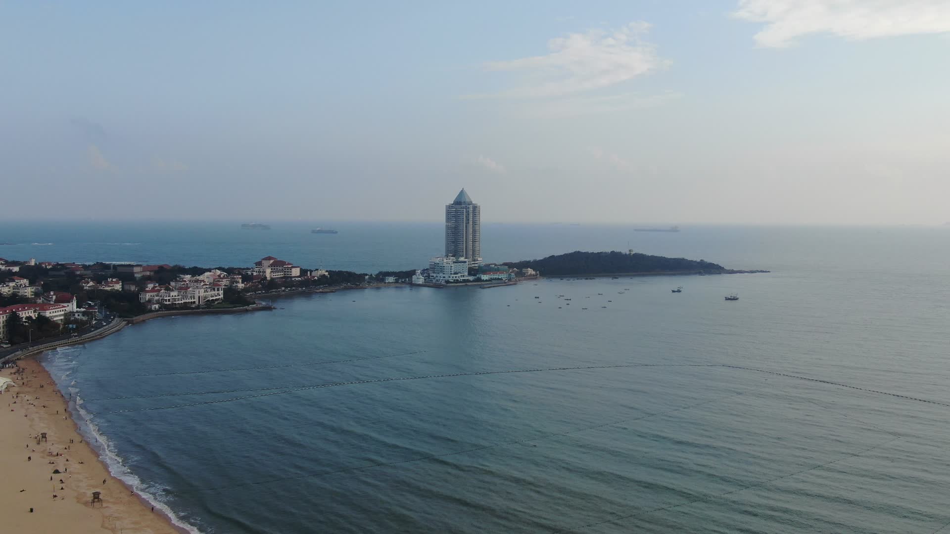 4K航拍山东青岛第一海水浴场汇泉角视频的预览图