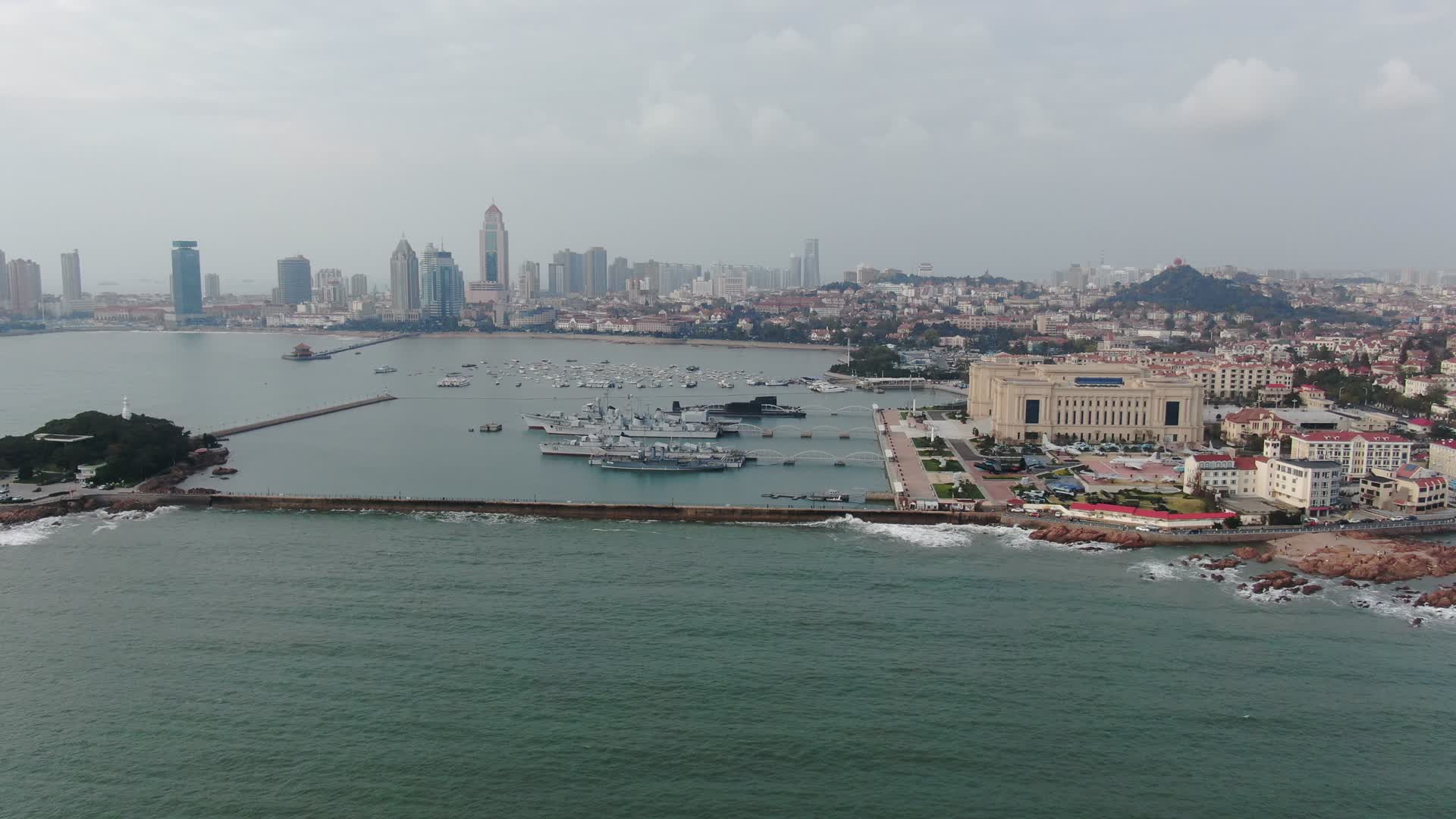 4K航拍山东小青岛景区中国人民解放军海军博物馆视频的预览图