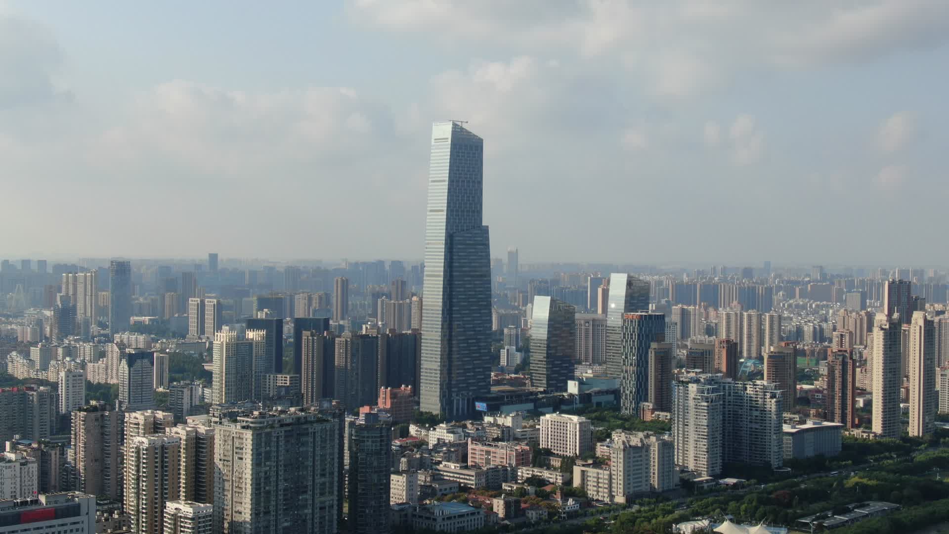 航拍武汉金大福金融中心视频的预览图