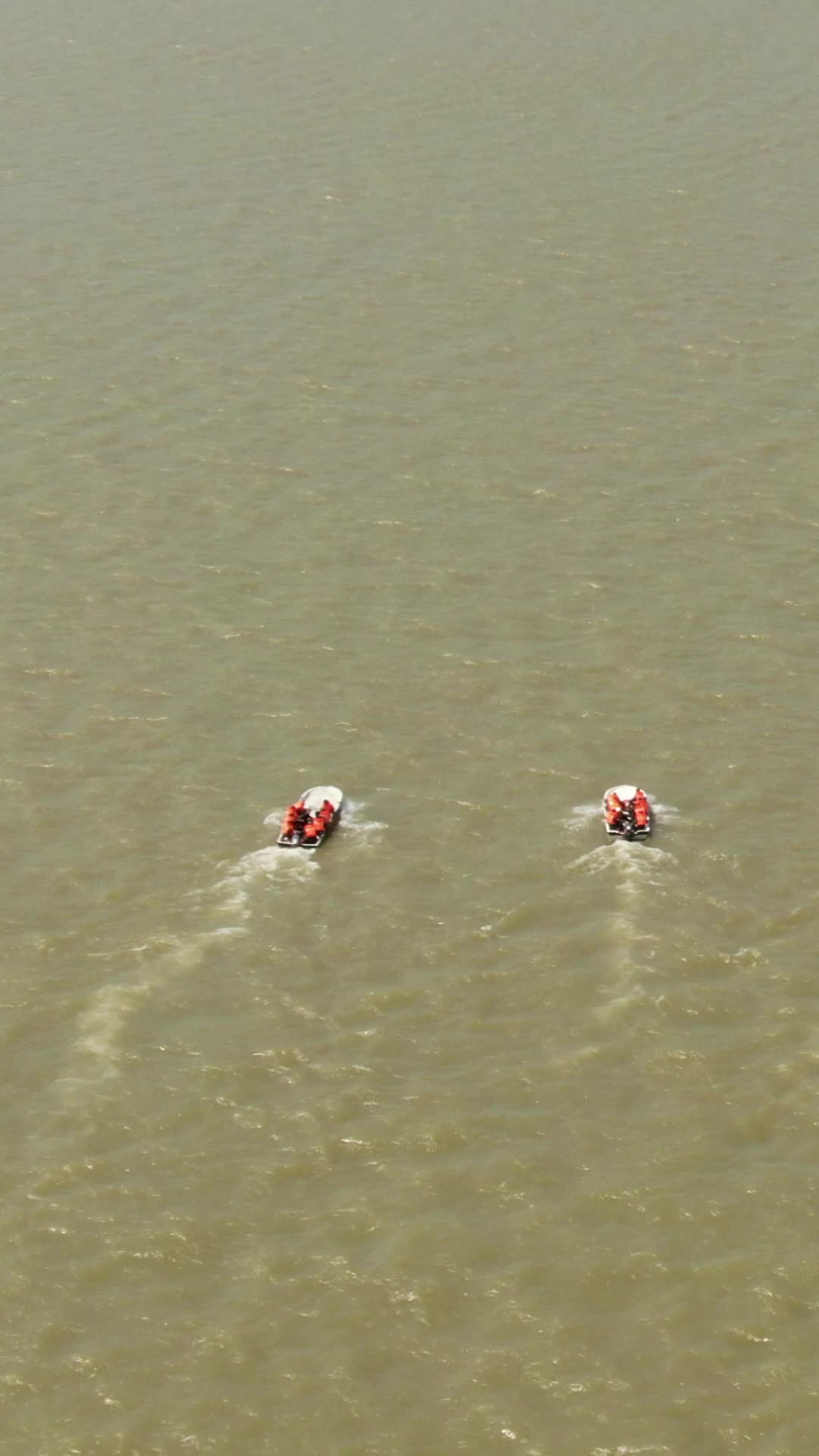 汛期抗洪演练皮划艇航拍视频的预览图