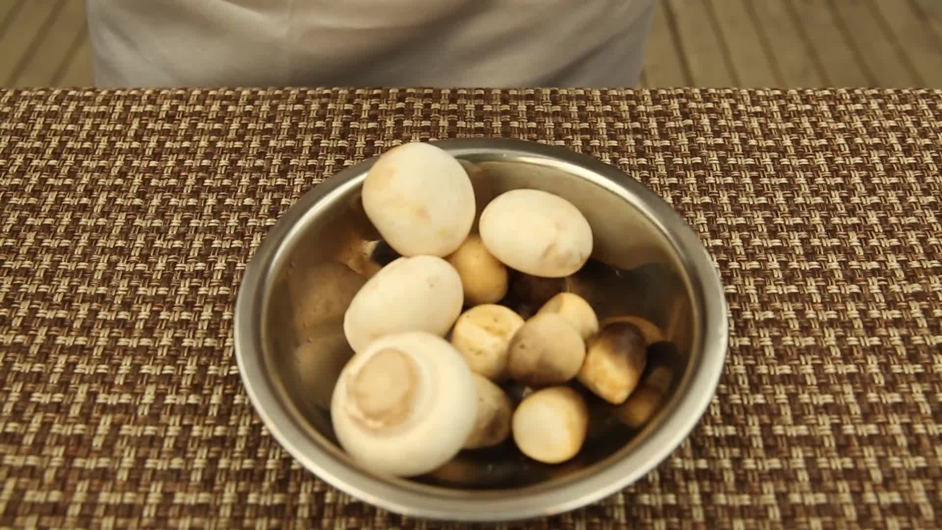清洗口蘑菌菇各种蘑菇视频的预览图