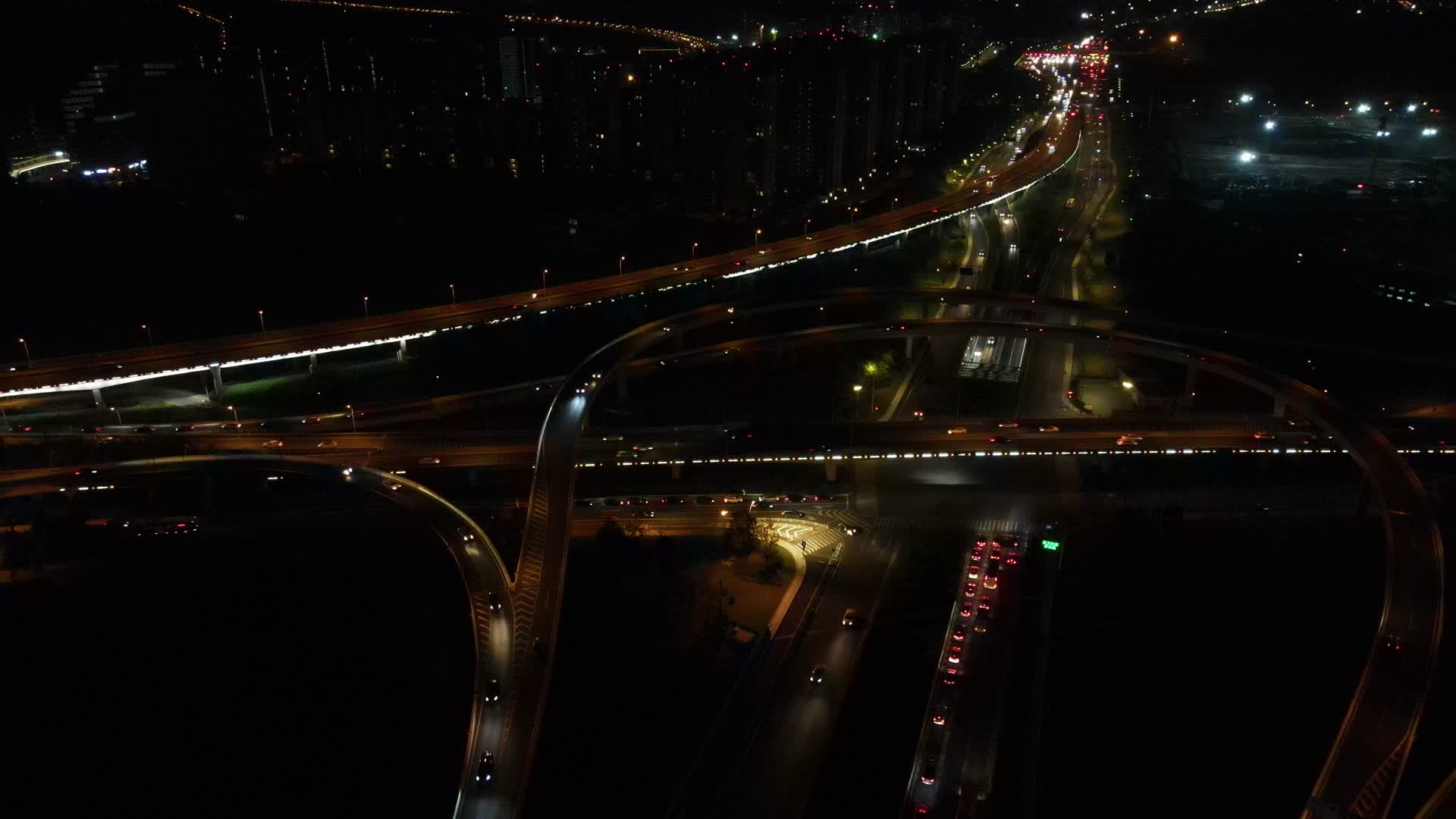 航拍城市高架立交桥交通视频的预览图