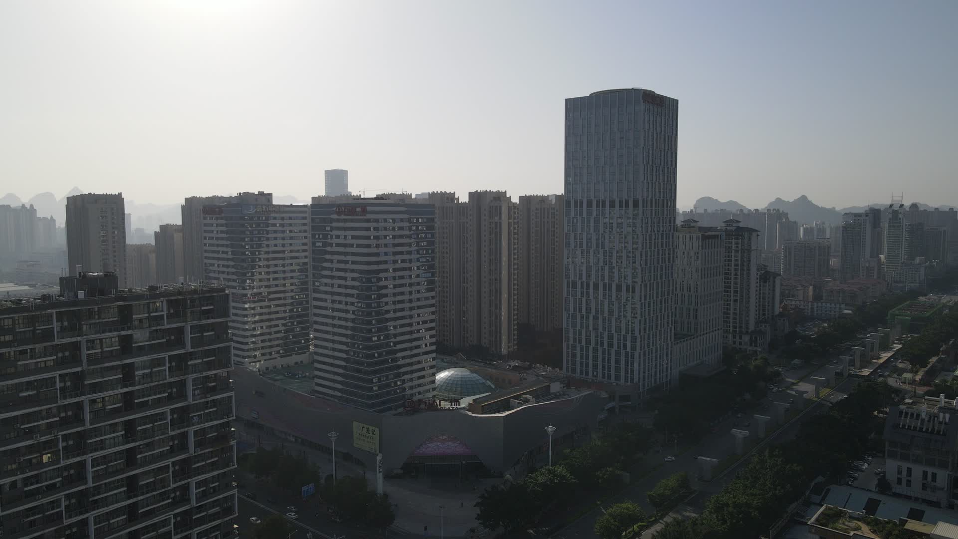 航拍广西柳州城市风光视频的预览图