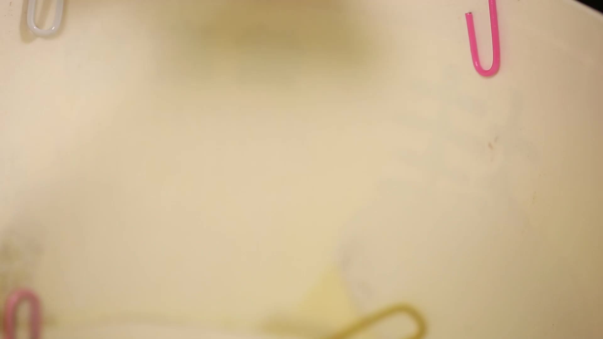 纸壳模具刷油烤蛋糕视频的预览图