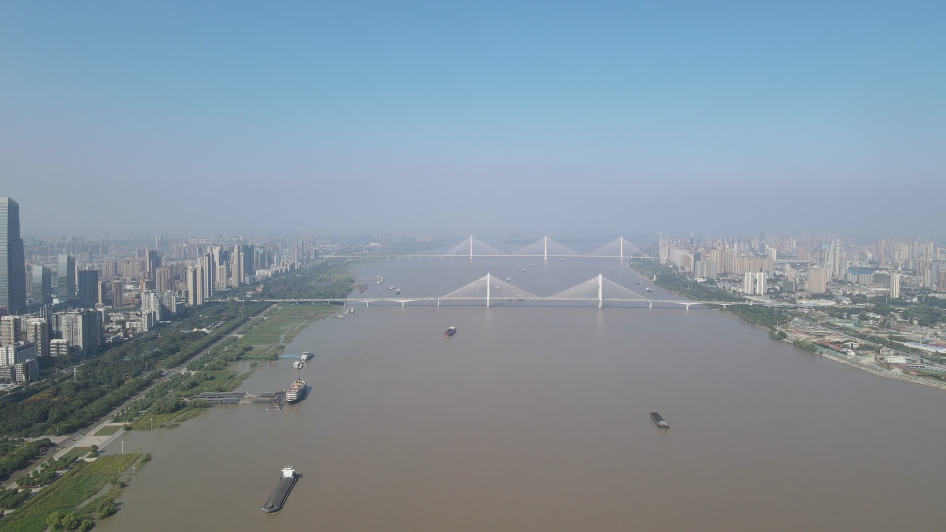 航拍武汉长江风光视频的预览图