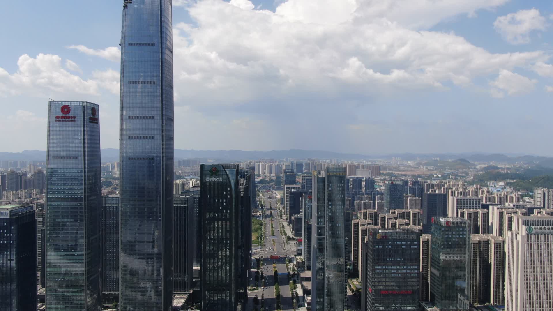 航拍贵州贵阳金融中心双子塔视频的预览图