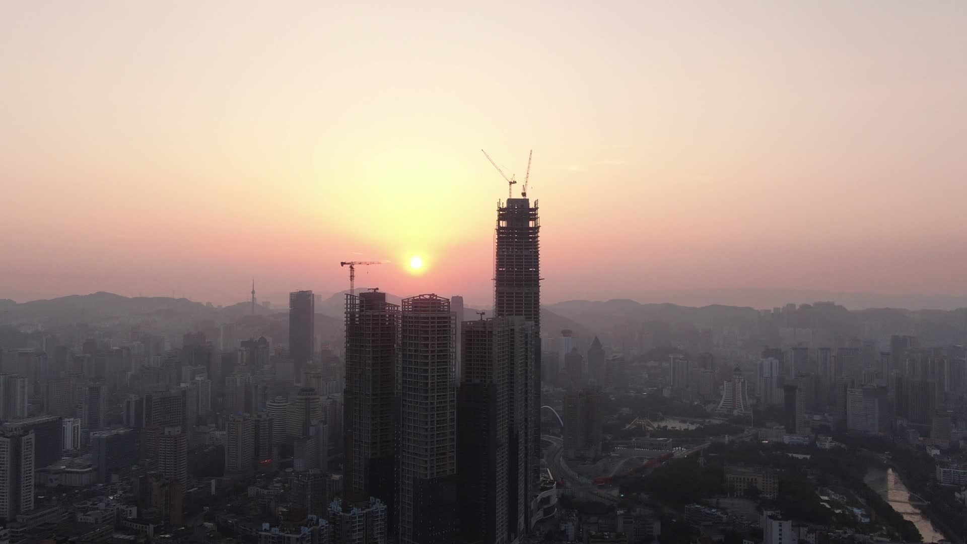 航拍城市日落晚霞夕阳日出视频的预览图