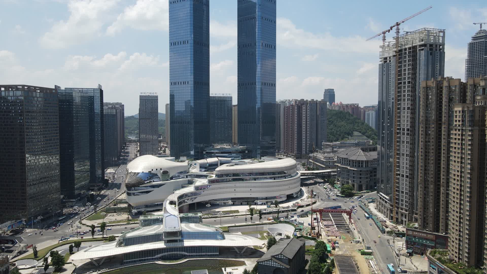 航拍贵州贵阳金融中心双子塔视频的预览图