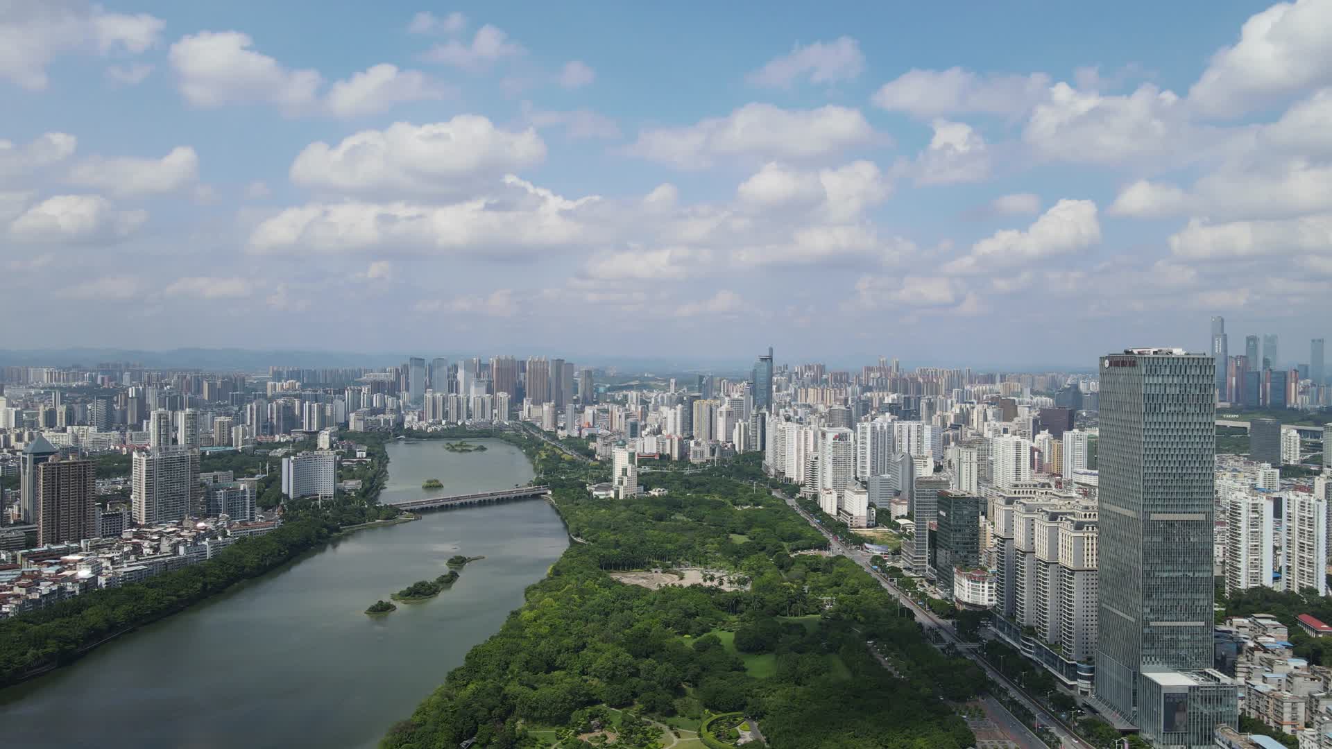 航拍广西南宁城市风光视频的预览图