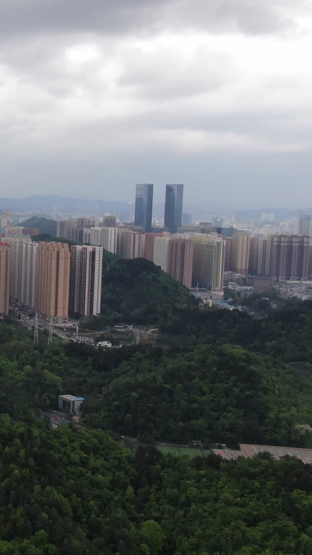 航拍贵州贵阳双子塔地标建筑视频的预览图